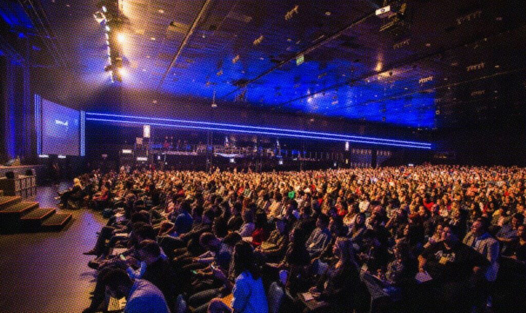 Conarh 2022: exposições, palestras e tendências Conarh: o que é? Muita gente não sabe o que significa Conarh, que é a sigla do Congresso Nacional sobre Gestão de Pessoas. E o Expo Conarh 2022, como o evento ficou conhecido, está chegando. Promovido pela Associação Brasileira de Recursos Humanos (ABRH-Brasil), o 48º evento ocorrerá entre os dias 18 e 20 de abril, no São Paulo Expo, na capital paulista, com uma extensa programação. É considerado o maior Congresso de Gestão de Pessoas da América Latina. Na versão 2022, retorna ao formato presencial após dois anos realizados on-line, devido à pandemia da Covid-19. Vale ressaltar que o evento está totalmente adaptado às regras sanitárias. O Conarh tem o objetivo de compartilhar inovações e provocar reflexões sobre os temas mais atuais do universo de gestão e desenvolvimento humano. No radar do evento, estão discussões sobre assuntos que acabaram perdendo espaço por conta da situação pandêmica. Durante os 3 dias, serão realizadas palestras de convidados da ABRH e exposição de diversas empresas . Os interessados podem participar da feira e conhecer os expositores e ainda conferir as palestras. O Conarh é pago. Conarh: palestras abordam sobre a nova liderança A formação de lideranças e a nova forma de trabalho, que também tem mexido com as empresas e com os líderes, serão pontos relevantes do Conarh 22. Na ocasião, a Conarh vai abordar sobre essas mudanças no ambiente corporativo, no qual o trabalho remoto ganhou espaço forçado devido à Covid-19, trouxe novos questionamentos e alterações em rotinas e na forma de atuação de chefes e de liderados. Neste novo momento, os líderes precisam aprender a atuar de forma diferenciada, trocando uma gestão em que se deixa de observar o comportamento e deixa de controlar o que acontece perto deles, por uma gestão baseada no resultado que a pessoa entrega. Para algumas lideranças, isso causou um impacto muito grande. A própria formação de lideranças será outro ponto relevante no Conarh 2022. O objetivo é lançar um conceito que envolva diversidade e sustentabilidade com a participação de pessoas que são protagonistas nas chamadas minorias. Leia mais: Liderança Situacional Moonshot: tudo o que você precisa fazer Conarh: evento terá a Arena Escola do Caos A Escola do Caos estará no Conarh e vai levar executivos para palestras gratuitas aos participantes do congresso. Sessenta líderes e CEOs de grandes corporações passarão pela Arena para dialogar e interagir com o público sobre carreira, aprendizagem, tendências em gestão de pessoas, mudanças organizacionais e novas competências. Então, quem quiser se atualizar a partir das experiências e conhecimentos de líderes de grandes corporações, que falarão sobre temas relevantes, terá espaço aberto na Arena. Será um verdadeiro palco que abrirá as portas para quem quer estar antenado com o discurso de recrutadores e das grandes corporações. Afinal, a Escola do Caos tem como foco metodologias para acelerar a aprendizagem corporativa em Liderança e Inovação. As palestras terão duração de 20 minutos e serão gratuitas para os participantes do Conarh 2022. É uma grande oportunidade para quem busca recolocação, networking ou acelerar aprendizagem em Liderança e Inovação. A cada dia executivos de diversas corporações vão se revezar na Arena e focar em temas diversos, desde sustentabilidade, networking, bem-estar nas organizações, diversidade, entre outros. Venha se juntar à Escola do Caos. As palestras serão transmitidas pelo Youtube! Leia também: ESG: conhece essa nova febre do meio corporativo? Segurança psicológica
