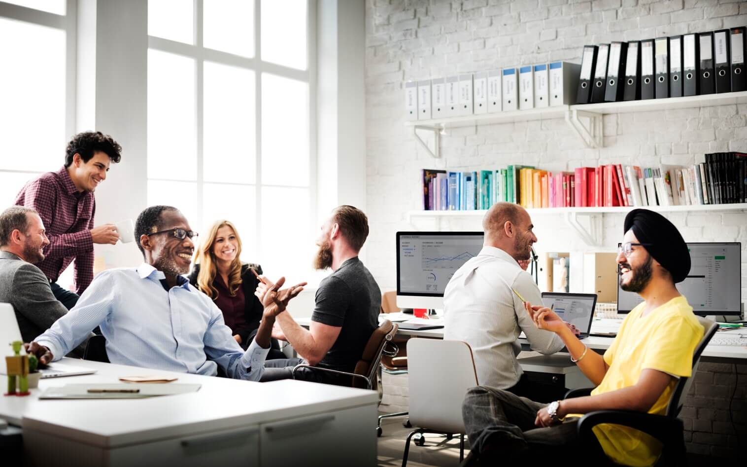 O clima organizacional é um conceito que mais ninguém pode ignorar, ainda mais quem faz parte da liderança. Se você acha que oferecer apenas um bom salário e múltiplos benefícios vai manter sua equipe produtiva, está redondamente enganada. Mas por quê? Hoje, os colaboradores estão muito mais interessados em um ambiente de trabalho saudável, afinal, é onde passam a maior parte do seu dia. Ah, então, é isso que atrai e retém talentos atualmente? Sim, mas também pode ser o motivo de demissão de alguém, caso a organização não tenha um bom clima e cultura organizacional. E aí, você está preparado para ouvir algumas verdades? (Ou melhor, ler?) O que é clima organizacional? O clima organizacional nada mais é do que a percepção que os colaboradores têm da empresa. Mais especificamente, é a forma que se sentem dentro da organização. Então, se você pensar bem, é algo que diz mais a respeito da cultura da própria empresa do que das pessoas que trabalham nela. Mas ué, não são as pessoas que fazem a empresa? Sim, sim, as equipes vivem a cultura organizacional e o clima organizacional no dia a dia. E agora vai um contudo bem grande: não são os colaboradores que definem esses pontos. Então, quem são os responsáveis pelo clima organizacional? É o pessoal da gestão, da liderança, da diretoria. A cultura e o clima são sempre definidos por quem está acima. Afinal, como alguém de baixo vai definir ou mudar o jeito de ser de uma empresa. Com que poder? Com que influência? Os valores são criados dentro de uma empresa a partir das crenças do fundador ou do CEO. Se ele acredita em uma determinada forma de trabalhar, é isso que vai propagar dentro da empresa. “Pera, então, o que você está querendo me dizer, é que se uma empresa tem um péssimo clima, a culpa é desses caras”? É chato dizer isso, mas sim. Por isso, em muitas empresas, o turnover é enorme (para quem não sabe o que diachos é isso, é rotatividade, tá?). Ninguém consegue trabalhar em um lugar que prejudica a saúde mental por muito tempo. Uma hora, as pessoas têm que fazer uma escolha: ou vão embora ou continuam trabalhando e adoecem. Você pode reparar, quem escolhe ficar, mais cedo ou mais tarde, sofre com burnout, aquela famosa síndrome que está afetando as pessoas no mercado de trabalho. E não só no Brasil, isso está acontecendo no mundo todo! Qual a diferença entre cultura e clima organizacional? Para você não se confundir, é nosso dever explicar o que é cada um desses termos. Apesar de estarem relacionados entre si e um influenciar o outro, são coisas diferentes. A cultura organizacional é o conjunto de valores de uma empresa, em outras palavras, é o DNA da organização. Ou seja, são os valores que a definem: Clima organizacional: exemplos de valores de cultura O que é correto ou permitido fazer dentro da empresa; O que é esperado dos colaboradores e da liderança; Os procedimentos em determinados situações; Os projetos e ações que desenvolvem dentro e fora da empresa; Os comportamentos e reações que todos da empresa devem ter; A forma de tratamento e comunicação com os stakeholders. Enfim, é a personalidade da empresa. E não se engane, não é algo que fica “confinado” entre as instalações. A cultura de valores se espalha rapidamente entre todos os interessados, ou seja, entre os stakeholders. Portanto, a cultura organizacional influencia no clima organizacional, já que é ela que define os comportamentos da empresa. Isto é, o clima é o resultado da cultura, é o que acontece dentro da organização. Por isso, não basta definir um manual bonitinho com palavras bonitas, ele precisa ser vivenciado e colocado em prática, principalmente pela liderança. Da mesma forma, não adianta contratar um advogado para escrever os valores ou alguém que não vivencia o dia a dia da empresa. Ele precisa ser escrito pelo fundador, pelo CEO ou pela Diretoria. Afinal, são essas personalidades que têm que definir como querem conduzir a organização. Como melhorar o clima organizacional? Só para deixar uma coisa beeeem clara: nenhuma empresa consegue esconder a cultura e o clima organizacional por muito tempo. No início, podem tentar mascarar, mas o dia a dia sempre revela sua real forma. Então, se com tudo o que a gente disse aqui, você não tem certeza de como seus colaboradores se sentem, o primeiro passo é fazer uma pesquisa. Afinal, conhecer esse ponto ajuda a empresa a se organizar. Como você quer implementar alguma mudança sem saber para qual direção deve seguir? Você só consegue avançar se souber onde está. Além disso, tem algo muito importante que você tem que fazer: deixar a mente aberta. Do que adianta saber o clima da organização, mas não estiver disposto a mudar ou dar algum tipo de castigo pelo que foi dito (negativamente)? Tome um calmante e se prepare, mas se não estiver com a mente aberta, nem comece. O que é pesquisa de clima organizacional? É por meio da escolha das perguntas para pesquisa de clima organizacional que vai conhecer verdadeiramente a empresa. Portanto, é assim que você vai obter um diagnóstico sobre a saúde da organização e conhecer os pontos que precisam ser melhorados. O melhor disso é que você vai ter uma resposta real (se a liderança não fizer nenhum tipo de ameaça…), já que a pesquisa deve ser feita com todas as equipes, já que são elas que fazem a empresa. Depois, com o resultado, você deve avaliar o que pode ser mudado, quais são as prioridades da empresa e quais ações devem ser aplicadas. Basicamente, há 2 tipos de clima organizacional que você vai conseguir reconhecer: o bom e o ruim (isso não é piada). Se você se encaixar no médio, é porque muita coisa precisa ser melhorada, então está ruim. Enfim, outro ponto importante é que você deve incentivar a participação de todos da empresa, inclusive da liderança, para até conseguir comparar as respostas e ver o que difere de cada uma, de acordo com o papel de cada um. No entanto, não deve obrigar ninguém a participar, porque as pessoas precisam se sentir à vontade. Obrigar alguém a fazer algo que não quer, que não faz parte da sua função, já diz muito respeito sobre o clima organizacional… Veja abaixo um exemplo de pesquisa de clima organizacional e perguntas: Pesquisa de clima organizacional: exemplos Você considera a empresa um bom lugar para trabalhar? O que te motiva dentro da empresa? Você sente que faz parte da empresa? Qual é o seu objetivo na empresa? Você conhece os valores da empresa? Você se identifica com os valores da empresa? Você se sente ouvido por seus superiores? Está satisfeito com o modelo de liderança de seu líder? Sua vida profissional interfere na sua vida pessoal? Como é sua relação entre colegas e líderes? Você sabe quando ocorre um evento interno? Além disso, há vários tipos de pesquisa que você pode aplicar, para obter respostas específicas: Pesquisa de clima organizacional Esse é o modelo com o qual você vai conseguir descobrir o nível de satisfação dos colaboradores e saber o que é necessário fazer para deixá-los motivados. Afinal, são eles que vão definir a produtividade da empresa. Equipe desmotivada, baixa produção. Equipe motivadaça, empresa crescendo! Satisfação com benefícios A cultura e o clima são importantes para os colaboradores? Com certeza, mas não pense que só isso vai prender (ops, reter) as pessoas. Os benefícios que vêm com o salário são igualmente importantes. Afinal, também influenciam na produtividade, porque eles interferem na qualidade de vida. Avaliação de evento Os eventos institucionais e ações internas fazem parte da cultura da empresa. Então, você tem que medir se eles conseguiram atender às expectativas dos colaboradores, assim como sua divulgação. Entrevista de desligamento O último modelo de pesquisa de clima organizacional, e talvez o mais importante, é no offboarding. Seja por escolha do colaborador ou decisão estratégia da empresa, é importante conhecer como foi sua experiência. Isso possibilita ter alguns insights a respeito e até a elaborar mais estratégias de atração e retenção de talentos. Então, você está pronto para aplicar uma mudança organizacional? Conheça a Escola do Caos! Baixe a sua revista caótica e leia muitos outros conteúdos! Garanta a sua quarta edição agora mesmo. escoladocaos.com Somos uma escola que traz o caos para dentro da sua empresa, para você ficar pronto para qualquer situação. A nossa missão é provocar rupturas na sua forma de pensar, para que VOCÊ ressignifique seu negócio. Para viver uma mudança significativa, e não ficar à mercê do mercado, conheça nossas soluções que vão te ajudar a criar um clima organizacional bombástico (para não falar outra coisa): Liderança Alfa, Beta e Omega: Programas que desenvolvem as habilidades que qualquer líder deve ter, independente de quanto tempo já exerça a função: Liderança Alfa: um iniciante vai aprender com as experiências de outras pessoas e evitar erros de principiantes; Liderança Beta: líderes que já estão há uns dois anos no mercado podem aprender as tendências de gestão e outras skills que ainda não foram desenvolvidas; Liderança Omega: e alguém mais experiente pode aprender a corrigir erros que acontecem na equipe com agilidade, além de melhorar algumas competências que interferem no clima organizacional. Veja mais sobre: Treinamento de equipe Onboarding profissa A forma que um novo colaborador chega na empresa e é recepcionado diz muito sobre a cultura e o clima. Afinal, esse momento está muito relacionado com a integração de uma pessoa na equipe e de suas funções, ou seja, da sua produtividade. Leia mais: Dinâmica RH Acompanhamento de rotina Sua equipe é sua responsabilidade, por isso, você sempre deve procurar a melhor forma de desenvolvê-la e alinhar suas atividades. Isso inclui também analisar os gaps, para saber como corrigi-los e até elaborar um plano de crescimento dentro da empresa. Para que isso aconteça, precisa desenvolver ou melhorar algumas habilidades, como feedbacks, desligamentos e promoções. E para cada um desses tópicos, você encontra treinamento, que são: Plano de Desenvolvimento Individual, Feedback sem mimimi, Demissão humanizada e Hora da promoção. O treinamento Ciclo de Gestão de Pessoas também engloba essas habilidades, como de forma mais conectada. Mas caso você queira desenvolver apenas uma dessas competências, pode escolher apenas um desses treinamentos. Como motivar e engajar qualquer pessoa Esse aqui é essencial para qualquer líder, independente do segmento da empresa ou da função dos colaboradores. Além de melhorar a produtividade, você vai ver como o trabalho interfere na saúde mental dos colaboradores, assim como na retenção de talentos. Saiba mais sobre esses treinamentos e outros que temos no nosso anuário, é só baixar!