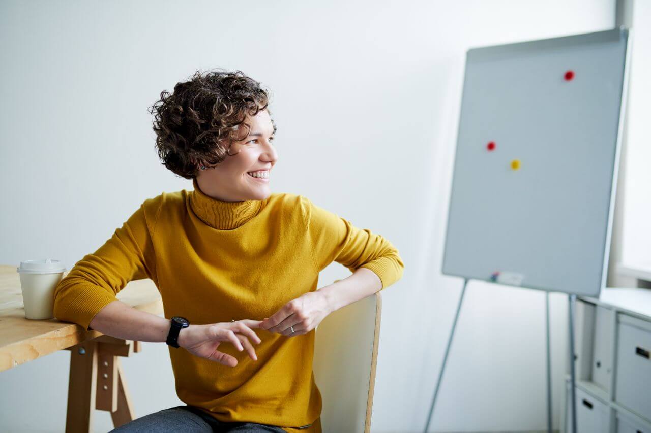 Qual cultura empresarial é ideal para estimular a criatividade e a comunicação aberta?